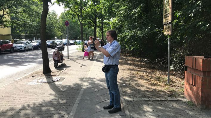 Polizeibeobachter Andreas Schwiede macht Foto von Falschparkern.