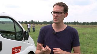 Grünen-Spitzenkandidat Benjamin Raschke beim Blind Date mit dem rbb in Leibsch (Bild: rbb/Brandenburg Aktuell)