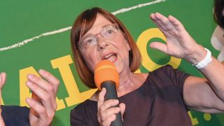 Ursula Nonnemacher redet während einer Grünen-Wahlparty zur Landtagswahl in Brandenburg auf der Bühne