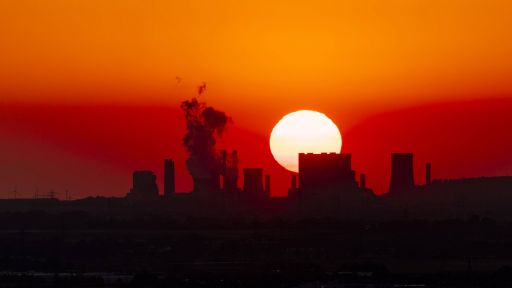 Symbolbild: Sonne geht hinter Kraftwerk Neurath unter (Bild: imago images / Future Image)
