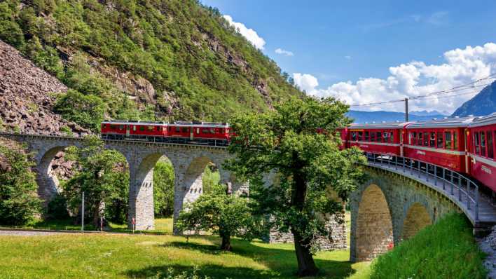 Der Bernina Express fährt über ein Viadukt Foto: (Imago Images / Imagebroker)