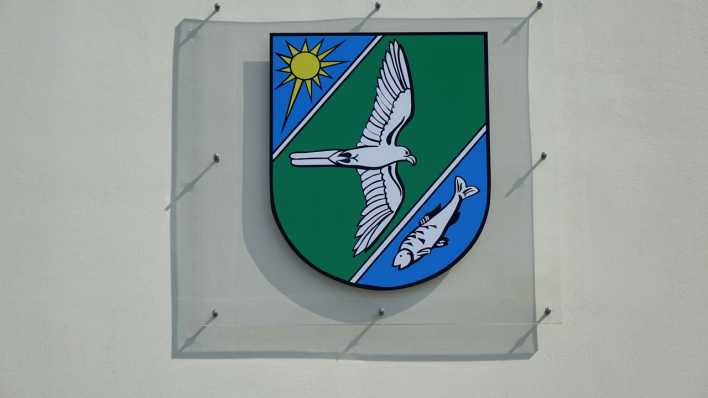 Archiv: Wappen am Bürgeramt Falkensee (Bild: imago images/ S. Steinach) Archiv: Wappen am Bürgeramt Falkensee (Bild: imago images/ S. Steinach)