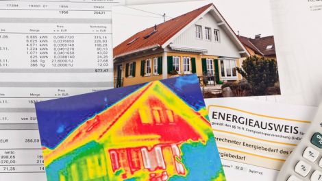 Ein Haus wird mit einer Wärmebild-Kamera untersucht, um Energie zu sparen.