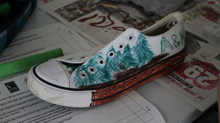 SchülerUni an der FU Berlin mit Workshops zu Nachhaltigkeit+Klimaschutz. Zum Beispiel Schuhe verschönern SchülerUni an der FU Berlin mit Workshops zu Nachhaltigkeit+Klimaschutz. Zum Beispiel Schuhe verschönern