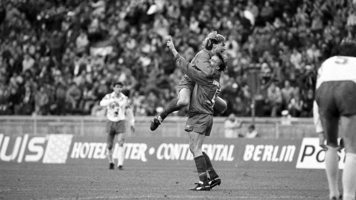Union-Torschütze Andre Sirocks (l) und sein Mannschaftskapitätn Olaf Seier freuen sich über den 1:1 Ausgleichstreffer beim Freundschaftsspiel zwischen Hertha BSC und dem 1. FC Union Berlin am 27.01.1990 in Olympiastadion in Berlin.