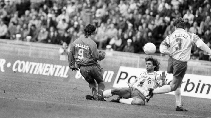 Spielszene aus dem innerstädtischen "Fußball-Gipfel" zwischen Hertha BSC und Union Berlin am 27.01.1990 im Olympiastadion in Berlin.