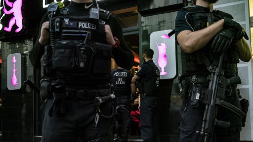 Polizeibeamte stehen bei einer großen Kontrollaktion in Berlin-Neukölln (Bild:PA/ dpa / Paul Zinken)