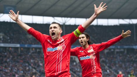 Torschütze Torsten Mattuschka bejubelt seinen Treffer zum 2:1-Auswärtssiegt von Union bei Hertha