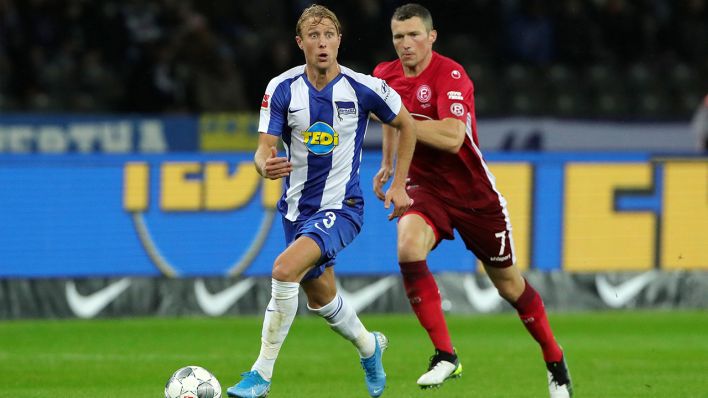 Hertha-Spieler Per Skjelbred im Duell mit Düsseldorfs Oliver Fink (Quelle: imago images/Contrast)