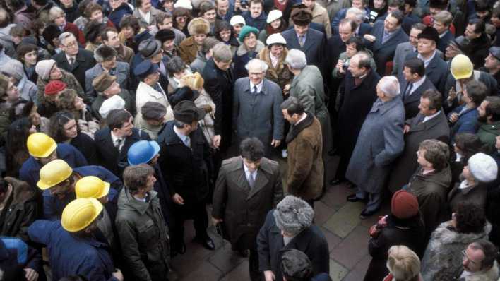 ARCHIV, Ost-Berlin, 09.02.1984: Erich Honecker (Mitte, GDR/Staats- und Parteichef) anlässlich der Übergabe der zweimillionsten Wohnung, die seit dem Wohnungsbauprogramm von 1971 in der DDR fertiggestellt wurde - Swindemünder Straße 120 am Arkonaplatz Berlin (Bild: imago images)