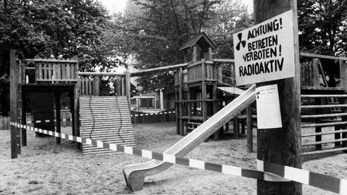 ARCHIV, 1.5.1986: Abgesperrter Kinderspielplatz in Berlin nach der Reaktorkatastrophe von Tschernobyl/UdSSR (Bild: imago images/Jürgen Ritter)