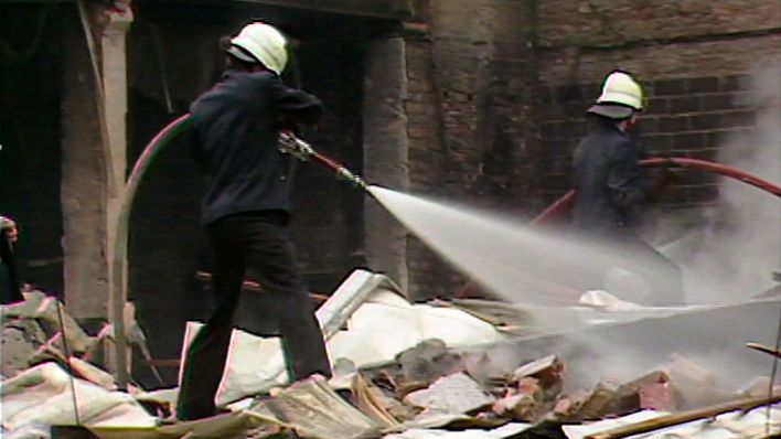 Schäden nach Krawallen am 1. Mai in Kreuzberg, Feuerwehrleute beim Löschen (Bild: rbb Presse & Information)