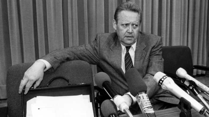 ARCHIV, Berlin, 09.11.1989: Ein ernstes Gesicht macht Günter Schabowski, Mitglied des Politbüros des ZK der SED und 1. Sekretär der SED-Bezirksleitung Berlin, auf der Pressekonferenz am 09.11.1989 (Bild: dpa)