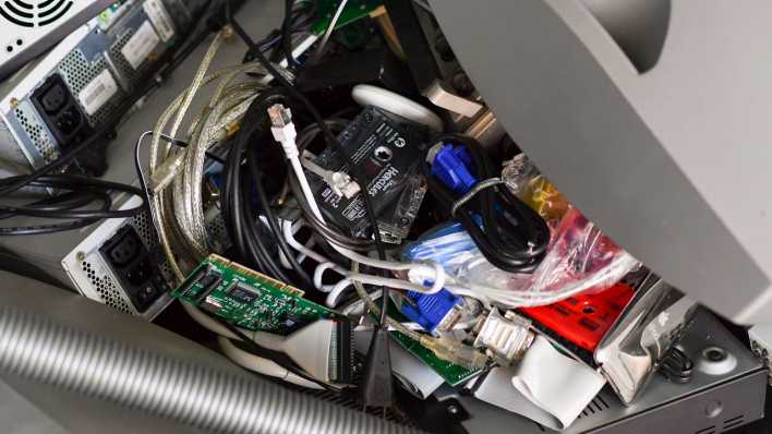 Elektrogeräte werden auf dem Recyclinghof der Berliner Stadtreinigung in der Gradestraße in Neukölln in einem Container gesammelt. Elektrogeräte werden auf dem Recyclinghof der Berliner Stadtreinigung in der Gradestraße in Neukölln in einem Container gesammelt.