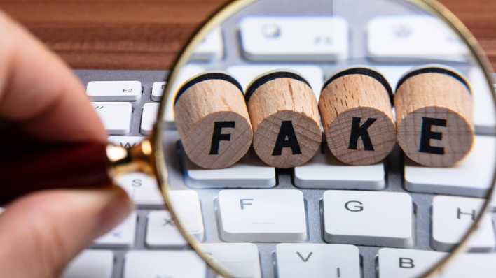 Durch eine Lupe sind die Buchstaben "FAKE" über einer Computertastatur zu lesen (Bild: imago images / Panthermedia) Durch eine Lupe sind die Buchstaben "FAKE" über einer Computertastatur zu lesen (Bild: imago images / Panthermedia)