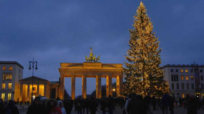 Archivbild: Weihnachtsbaum am Brandenburger Tor 2018 (Bild: imago/PEMAX) Archivbild: Weihnachtsbaum am Brandenburger Tor 2018 (Bild: imago/PEMAX)
