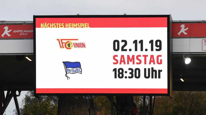Anzeigetafel mit Hinweis auf das Spiel 1. FC Union - Hertha BSC
