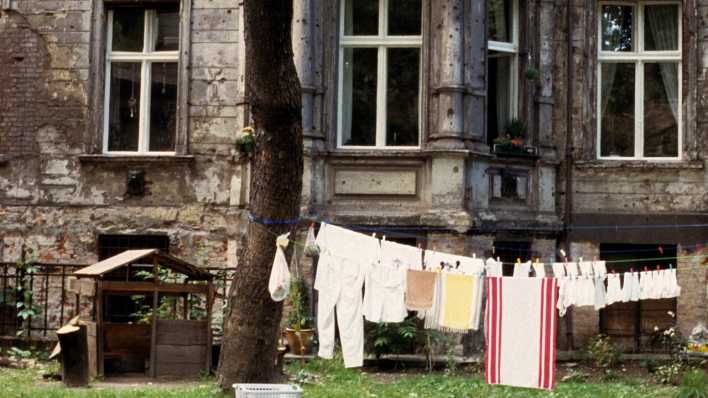 16.06.1992: Hinterhof in der Oranienburger Straße in Berlin/Mitte (Bild: imago images)
