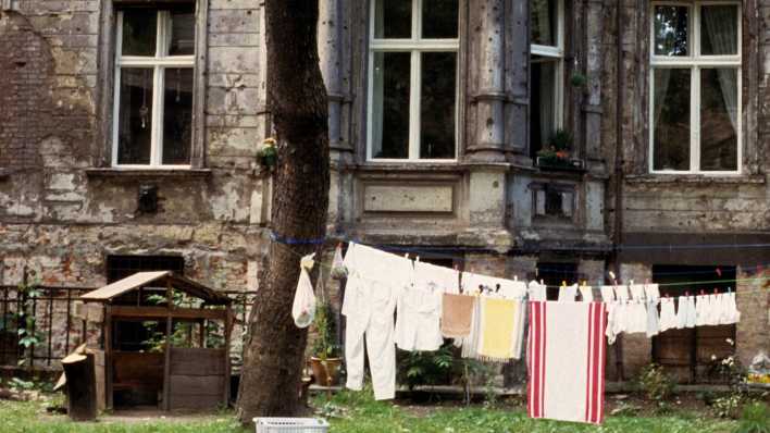16.06.1992: Hinterhof in der Oranienburger Straße in Berlin/Mitte (Bild: imago images) 16.06.1992: Hinterhof in der Oranienburger Straße in Berlin/Mitte (Bild: imago images)