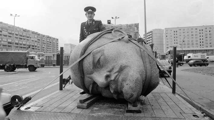 ARCHIV, 13.11.1991: Russischer Soldat hinter dem Leninkopf - Abriss des Lenindenkmals auf dem Leninplatz in Berlin-Friedrichshain (Bild: imago images/Kai Bienert)