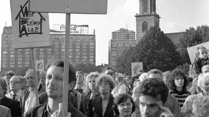 10.9.1992: "Wir bleiben alle" - Mieterdemo am Roten Rathaus (Bild: imago images/Rolf Zöllner) 10.9.1992: "Wir bleiben alle" - Mieterdemo am Roten Rathaus (Bild: imago images/Rolf Zöllner)