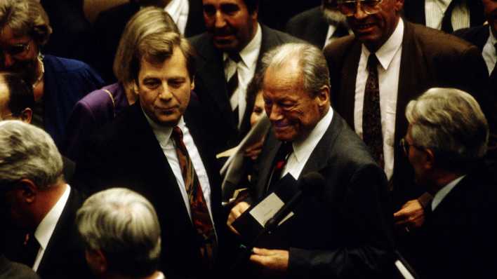 ARCHIV, Bonn, 20.6.1991: Hauptstadtabstimmung im Bundestag: Eberhard Diepgen, Regierende Buergermeister von Berlin, und Willy Brandt (Bild: imago images/Rainer Unkel) ARCHIV, Bonn, 20.6.1991: Hauptstadtabstimmung im Bundestag: Eberhard Diepgen, Regierende Buergermeister von Berlin, und Willy Brandt (Bild: imago images/Rainer Unkel)