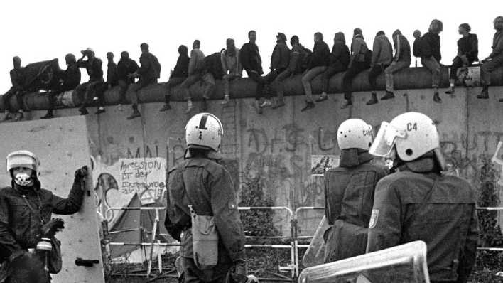 ARCHIV, Berlin 01.07.1988: Besetzer flüchten nach Ostberlin. Polizei räemt in den frühen Morgenstunden das von Autonomen besetzte Lenne-Dreieck am Potsdamer Platz (Bild: imago images / Peter Homann)