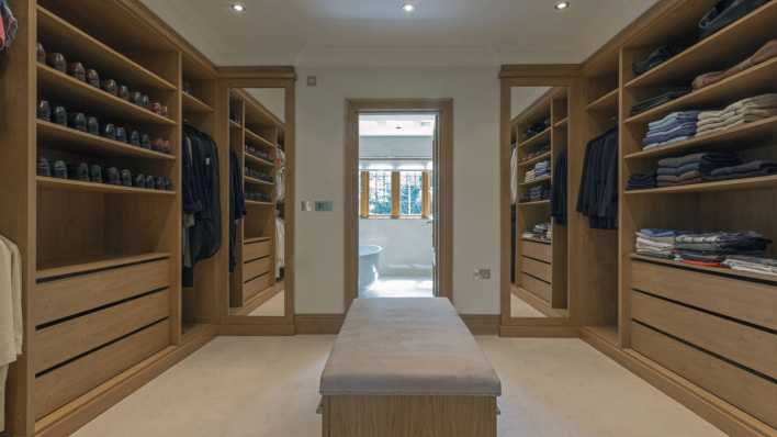 Großer aufgeräumter Kleiderschrank. Großer aufgeräumter Kleiderschrank.