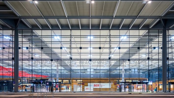Blick auf die Fassade des Terminals (Bild: Flughafen Berlin Brandenburg GmbH)