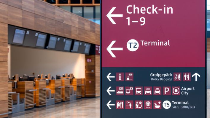 Wegweiser in der Halle (Bild: Flughafen Berlin Brandenburg GmbH)