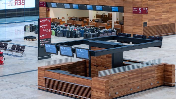 27.11.2019: Koffer am Check-in-Schalter im Flughafen Berlin-Brandenburg (Bild: Flughafen Berlin Brandenburg GmbH)