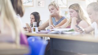 Symbolfoto: Gelangweilte Schülerinnen sitzen im Unterricht.