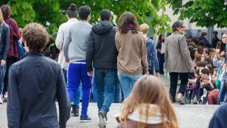 Schüler laufen auf einem Schulhof in Berlin.