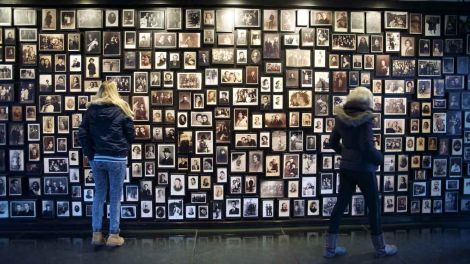 Symbolbild: Schüler in der Gedenkstätte Auschwitz (Bild: imago images)