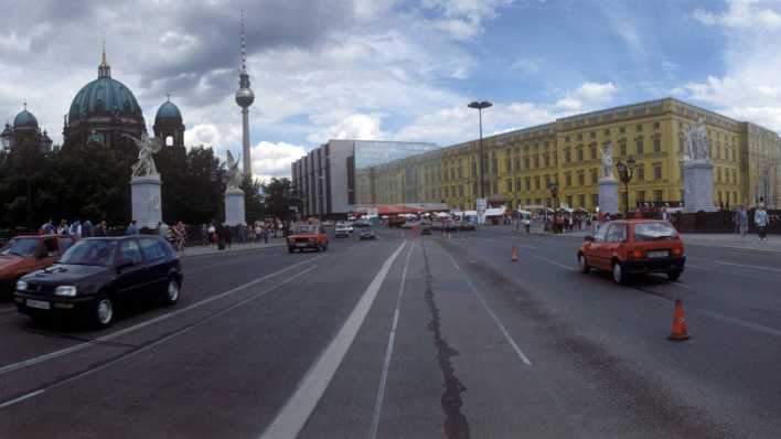 15.6.1993: Stadtschlossattrappe am Schlossplatz und Berliner Dom in Berlin-Mitte (Bild: imago images) 15.6.1993: Stadtschlossattrappe am Schlossplatz und Berliner Dom in Berlin-Mitte (Bild: imago images)