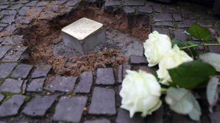 Symbolbild: Stolperstein-Verlegung in Potsdam (Bild: imago images/ Martin Müller)