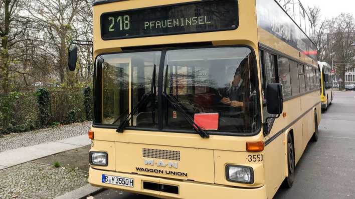 BVG-Bus der "Waldlinie" vor der Abfahrt (Bild: rbb/Hans Ackermann)