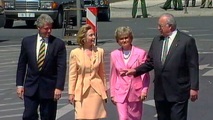 Berlin, 1994: Bill und Hillary Clinton mit Helmut und Hannelore Kohl zu Besuch in Berlin am Brandenburger Tor (Bild: rbb)