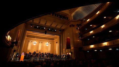 Berlin: Bundeskanzlerin Angela Merkel spricht bei einem Konzert in der Staatsoper zum Gedenken an den 75. Jahrestag der Befreiung des deutschen Vernichtungslagers Auschwitz