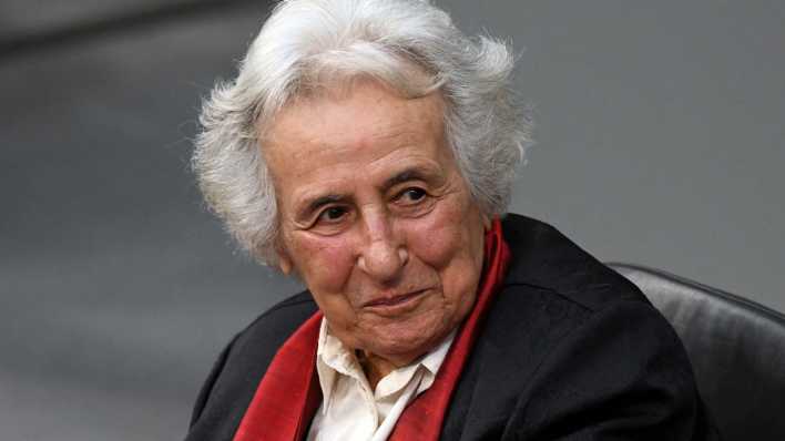 Archiv: Anita Lasker-Wallfisch, eine der letzten bekannten Überlebenden des Mädchenorchesters von Auschwitz, spricht während einer Gedenkstunde des Bundestags an die Opfer des Nationalsozialismus