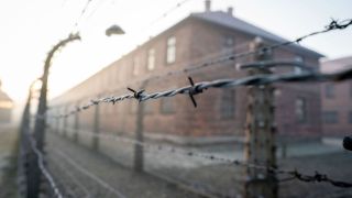 Polen, Oswiecim: Raureif ist am frühen Morgen auf der Stacheldrahtanlage des früheren Konzentrationslagers Auschwitz I zu sehen.