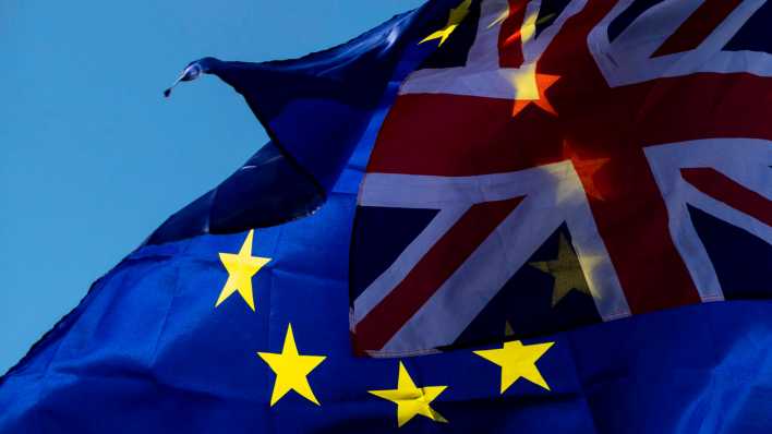 Die britsche Flagge schwingt vor der EU-Flagge