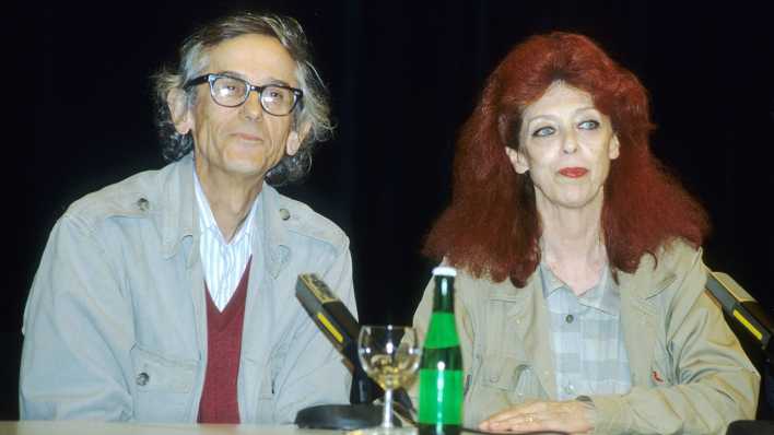 Das Künstlerpaar Christo und Jeanne-Claude bei einer Pressekonferenz zur Verhüllung des Reichstags (Bild: imago images / teutopress)