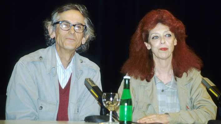 Das Künstlerpaar Christo und Jeanne-Claude bei einer Pressekonferenz zur Verhüllung des Reichstags (Bild: imago images / teutopress) Das Künstlerpaar Christo und Jeanne-Claude bei einer Pressekonferenz zur Verhüllung des Reichstags (Bild: imago images / teutopress)