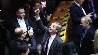 Brexitbeschluss: Nigel Farage schwingt eine britische Flagge im Paralamentsgebäude.