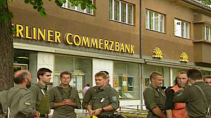 Polizeiaufgebot nach einem Banküberfall in Berlin-Zehlendorf (Bild: rbb Presse & Information) Polizeiaufgebot nach einem Banküberfall in Berlin-Zehlendorf (Bild: rbb Presse & Information)