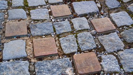 Stolpersteine in Bayern zum Gedenken an den Holocaust.