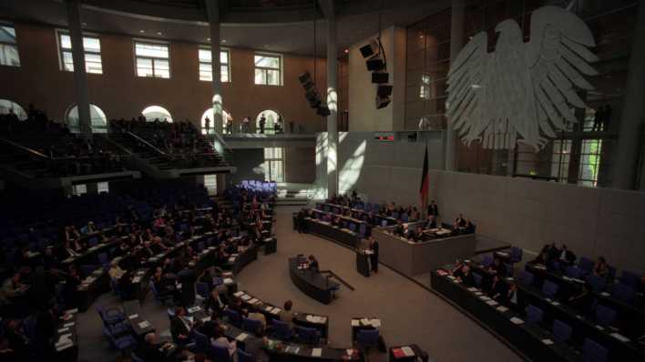 Berlin, 19.4.1999: Erste Sitzung des Deutschen Bundestages in Berlin (Bild: imago images)