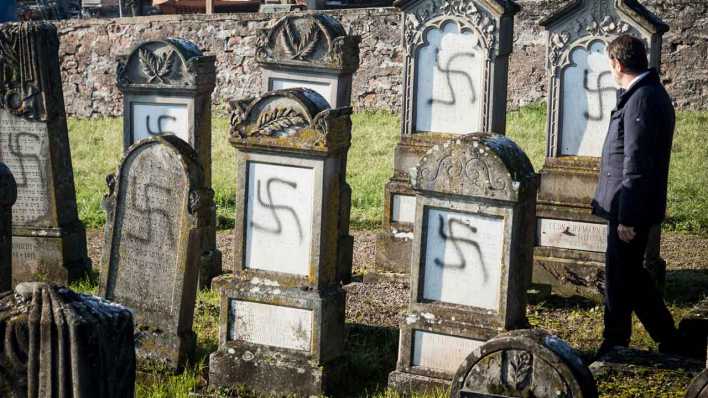 Symbolbild: Schändung jüdischer Friedhof (Bild: imago images/ Elyxandro Cegarra)