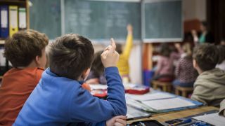 Ein volles Klassenzimmer.